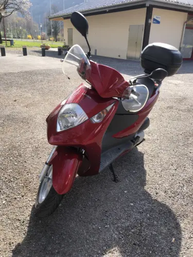 Scooter Honda  Dylan 125 cm3 rouge à Villars-sur-Ollon