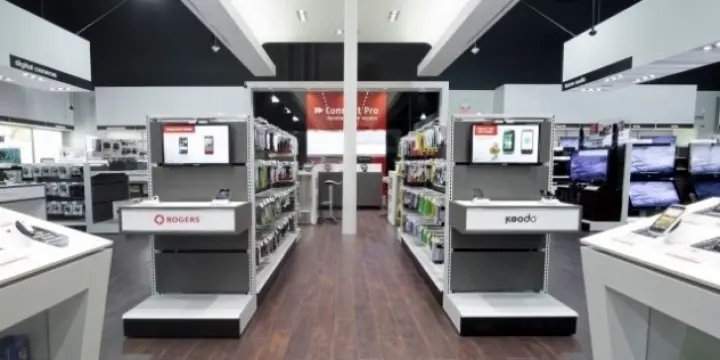 Le vendeur-conseiller dans le magasin d'électronique