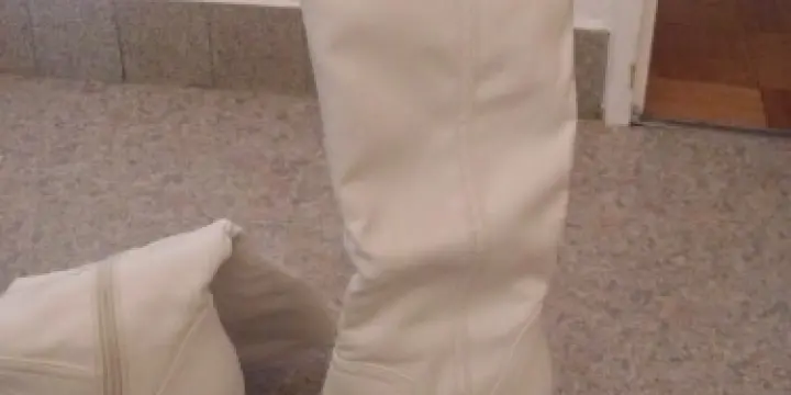Paire de bottes blanches