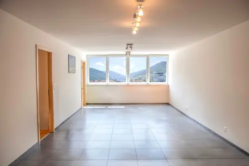 Grand 2,5 pièces refait à neuf + garage-box privé, Martigny Centre