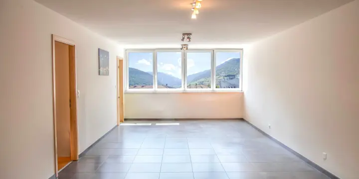 Grand 2,5 pièces refait à neuf + garage-box privé, Martigny Centre