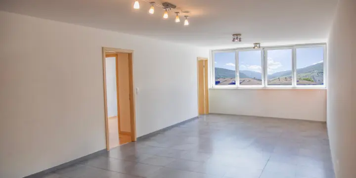 Grand 2,5 pièces refait à neuf + garage-box privé, Martigny Centre