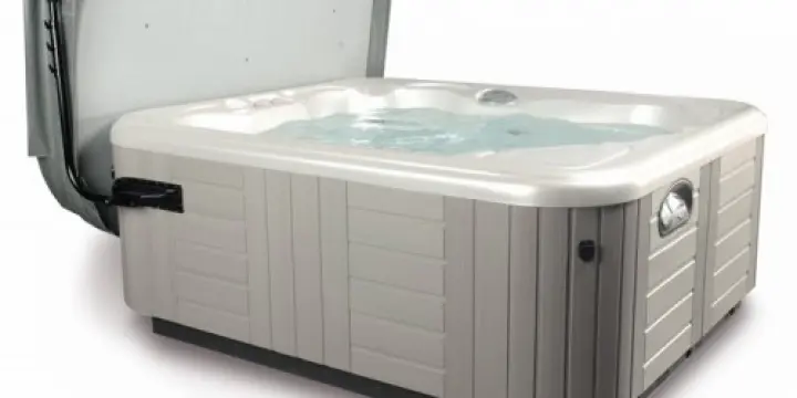 Lève couverture pour spa