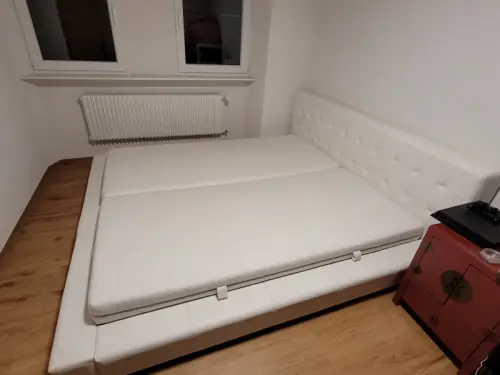 lit double en cuir blanc à Saillon