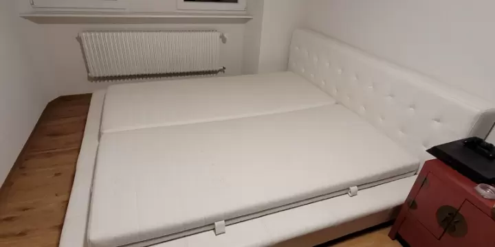lit double en cuir blanc