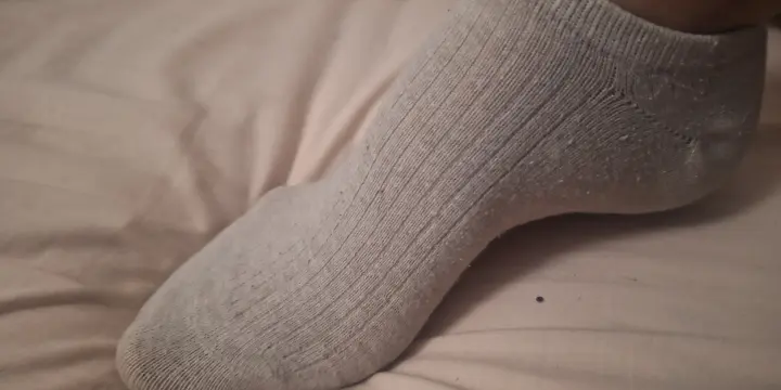 Je vends mes chaussettes et mes pieds
