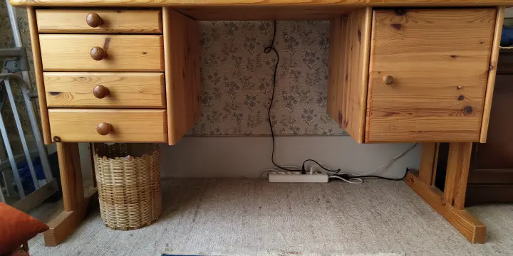 Bureau 4 tiroirs et 1 casier