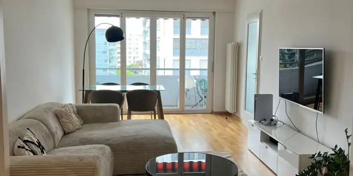 Très bel appartement rénové de 4 pièces avec balcon et bien localisé