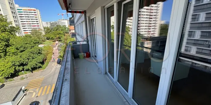Très bel appartement rénové de 4 pièces avec balcon et bien localisé