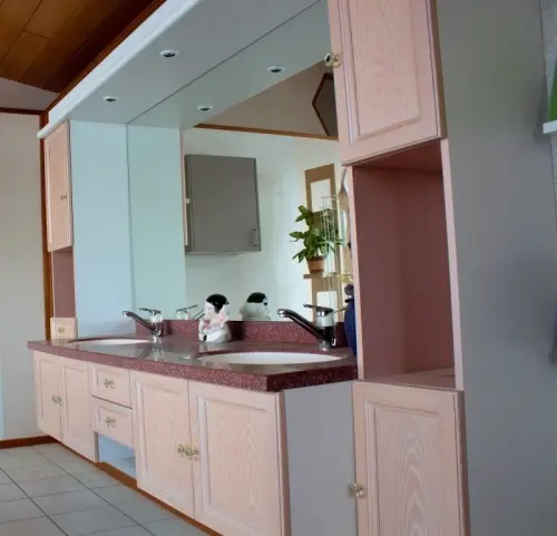 Meubles de salle de bain en frêne rosé à Eschert