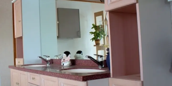 Meubles de salle de bain en frêne rosé