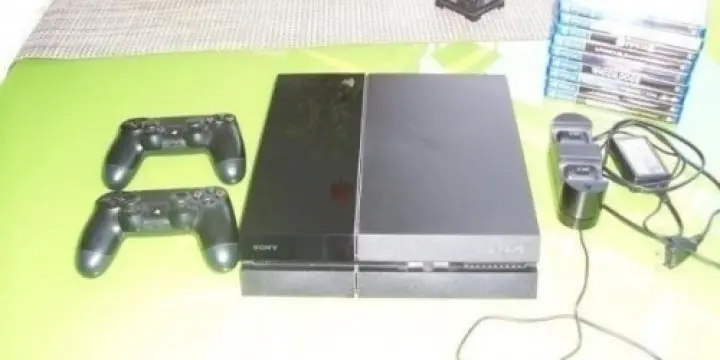 Playstation 4 avec des Jeux 2 Manettes