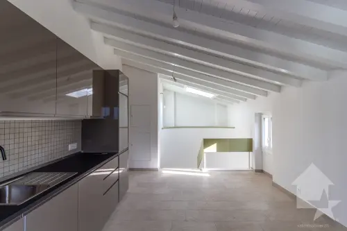 Attique 3.5 pièces en duplex rénové avec balcon et vue magnifique