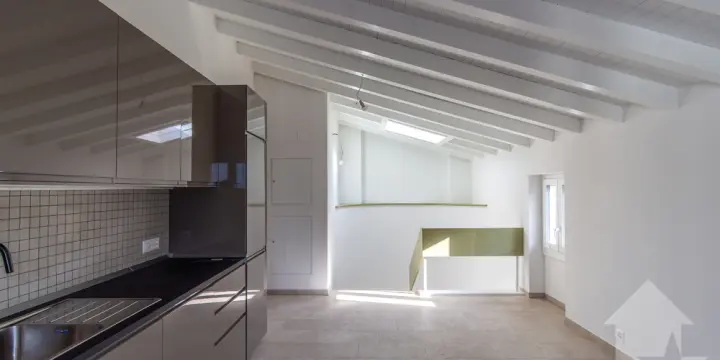 Attique 3.5 pièces en duplex rénové avec balcon et vue magnifique
