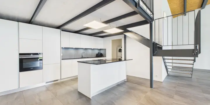 Moderne Loftwohnung mit Galerie in Gampelen