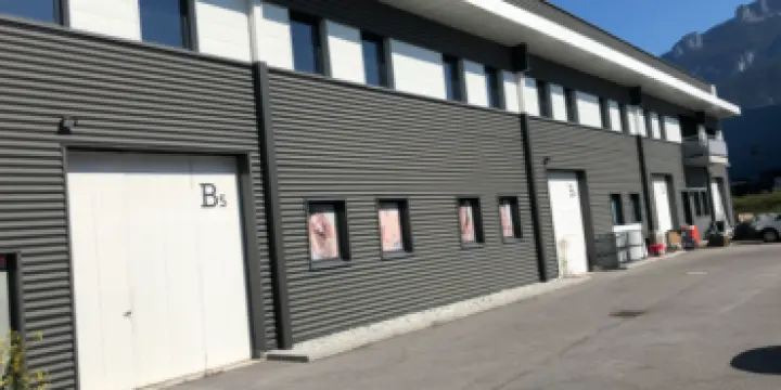 Entrepôt 591.60 m2 en France voisine