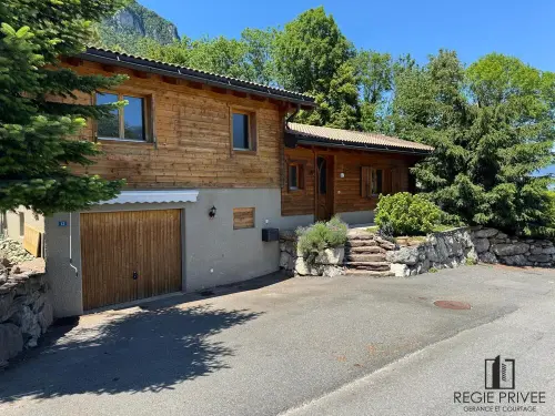 Maison individuelle avec grand jardin et garage à Les Evouettes