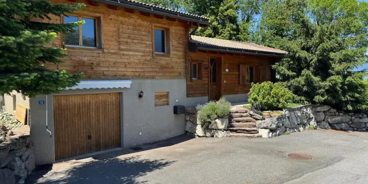 Maison individuelle avec grand jardin et garage
