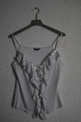 Top blanc synthétique avec volants à Vucherens