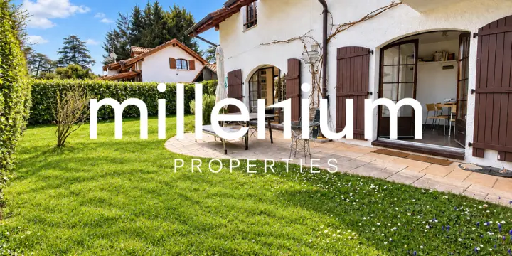 Maison contemporaine semi meublée avec jardin et studio indépendant
