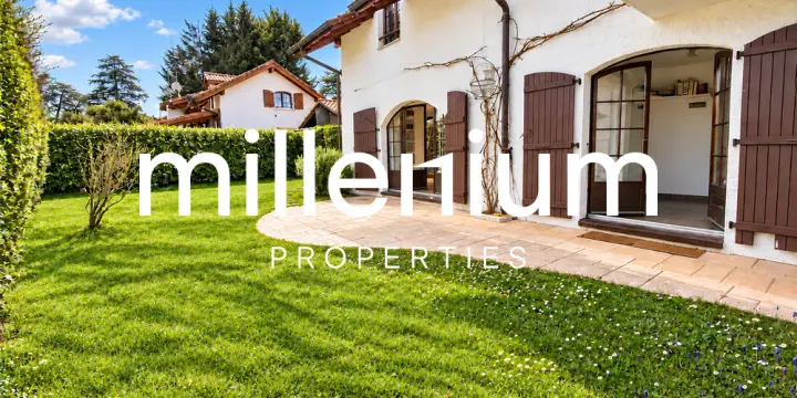 Maison contemporaine semi meublée avec jardin et studio indépendant