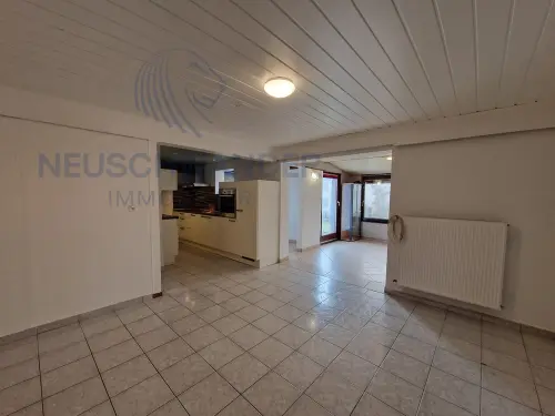 Dans une maison locative de deux logements à Réclère