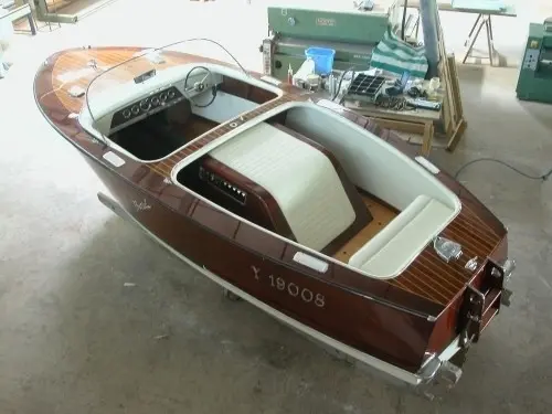 Bateau bois Boesch Dinghy 510  à Veyrier du lac