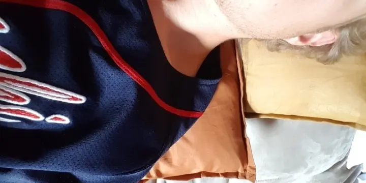 Jeune homme offre des moments de plaisir