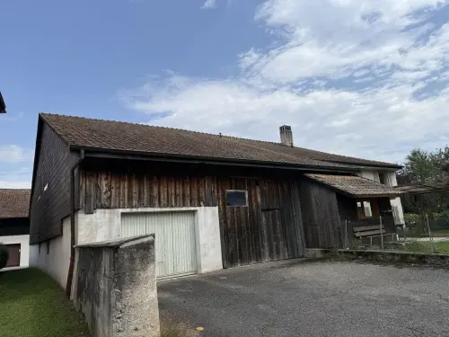 Située à Courfaivre maison de 2 appartements à vendre à Courfaivre