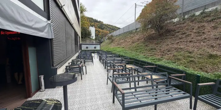 Bar mit Bühne, Lounge und 400 Plätzen