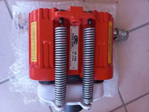 Verin hydraulique 30tonnes industriel/artisan "OTC PowerTeam" neuf. à Fessy