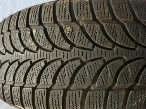 À vendre 2 pneus Bridgestone en bon état à St. Aubin-sauges