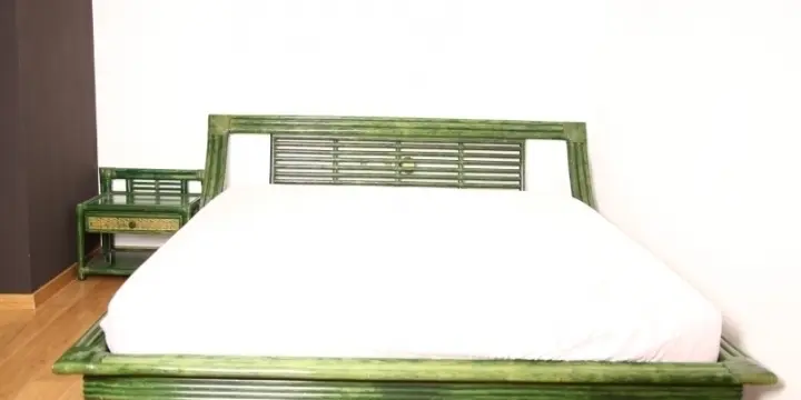 Lit double en Rotin de marque Maugrion, matelas et sommier