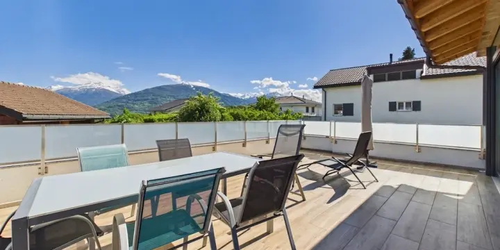 Wohnen, das sich selbst finanziert -- Villa mit Mietstudio in Grimisuat