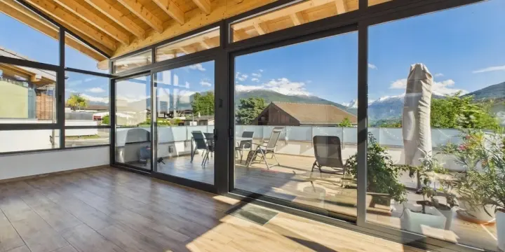 Wohnen, das sich selbst finanziert -- Villa mit Mietstudio in Grimisuat