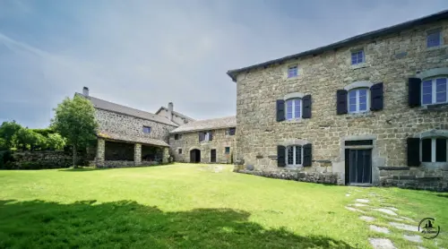 Très belle maison en pierres, traditionnelle en france. à Saint-jeures