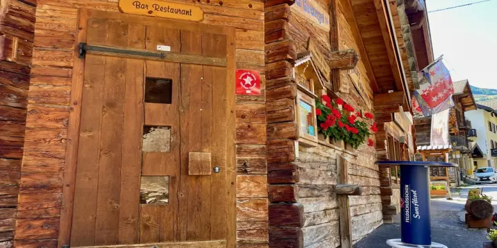 Ganzjährig beliebtes Restaurant mit Wohnung und Dent-Blanche-Blick