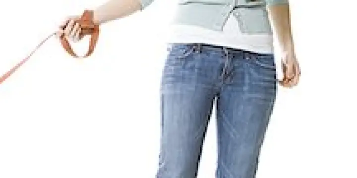 Une laisse attachée à mes couilles....