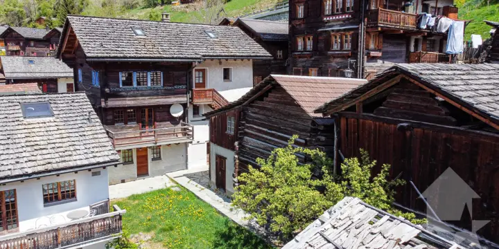 Chalet comprenant deux duplex indépendants avec grange aménageable