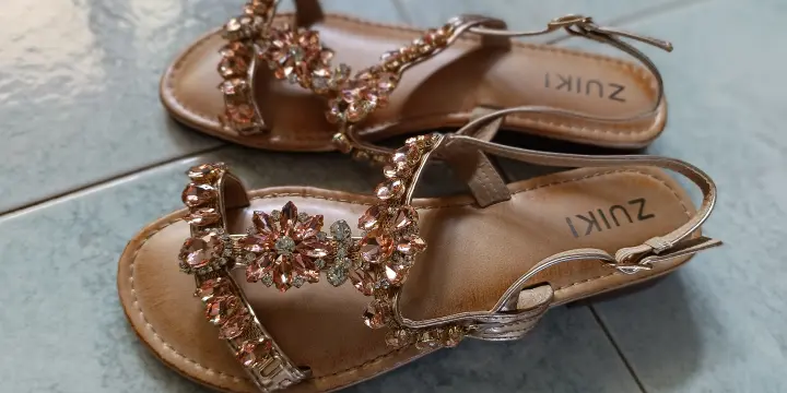 Sandales plates bijoux Zuiki avec strass Taille 38