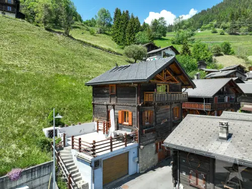 Chalet alpin avec studio indépendant et vue panoramique à Vens (Sembrancher)