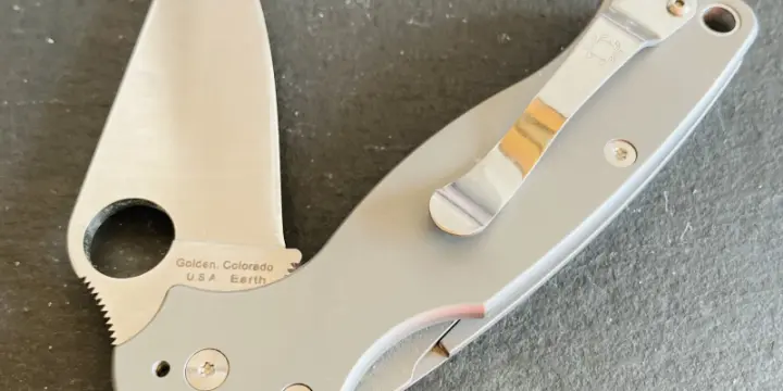 Couteau de poche côtés en titane