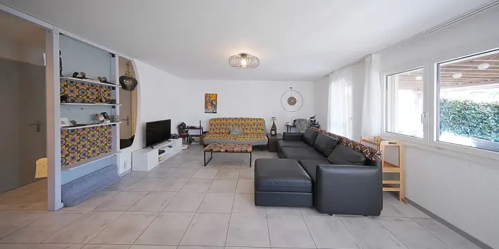 Spacieux rez-de-jardin bien situé