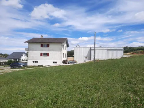 Grande maison de 7 pièces et atelier/dépôt sur deux niveaux de  146 m2 à Pleigne
