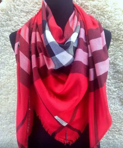 foulard en couleur rouge à Lausanne