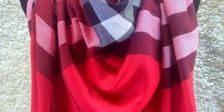 foulard en couleur rouge