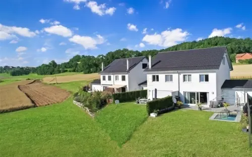 Belle villa moderne, parfaitement entretenue et grand jardin à vendre! à Montet (Glâne)