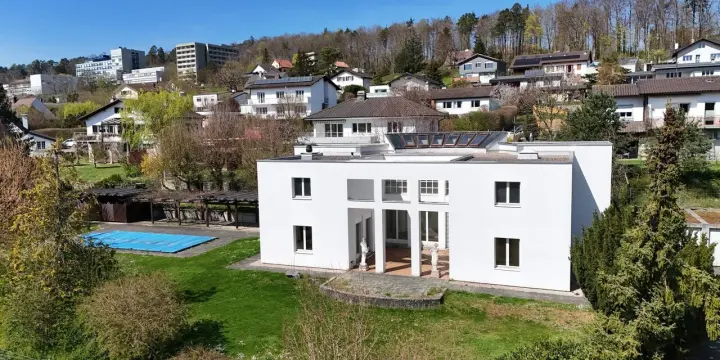Située à Porrentruy villa d'architecte de 9 pièces
