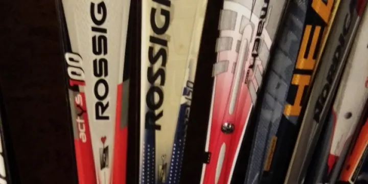 500 paires de skis & chaussures occasion à Leysin