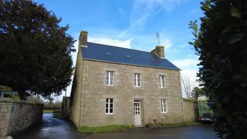 Bretagne - Maison Traditionnelle prête à vivre à PLOUGRAS